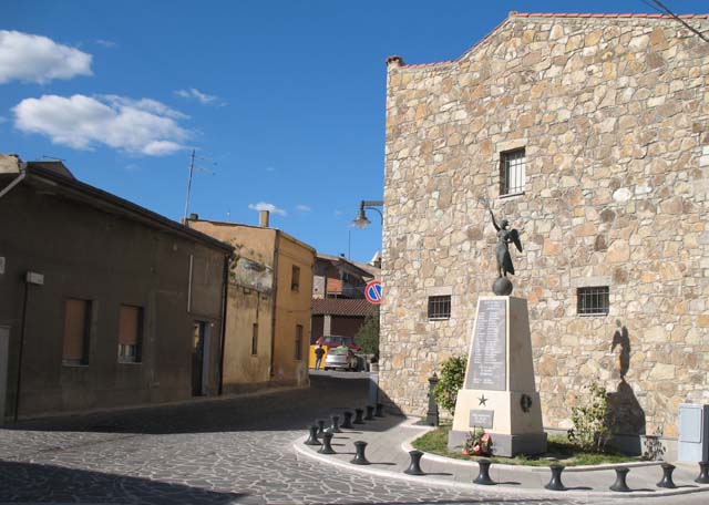 Nuovo Monumento ai Caduti in Guerra: Via Roma  angolo Via Vittorio Emanuele a Villaurbana