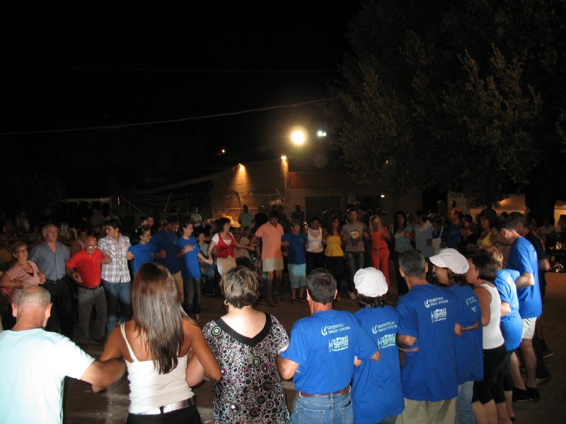 Balli in piazza per la festa dell'emigrato