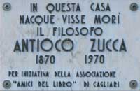 La targa posta sulla casa dall'associazione AMICI DEL LIBRO di Cagliari
