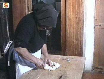 Prepazione del pane in una foto del 1990: clicca qui per leggere l'articolo